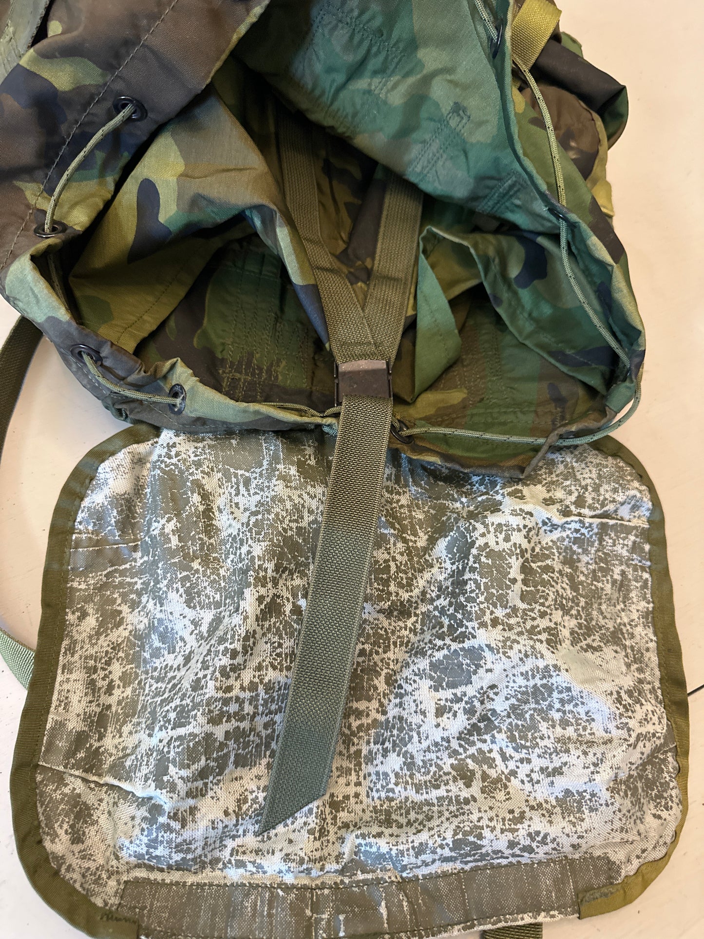 Field Pack, Combat, Medium (straps are missing)